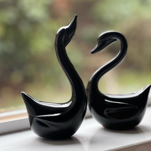 VTG PAIR OF BLACK CROWNING TOUCH GLASS SWANS - Picture 1 of 8